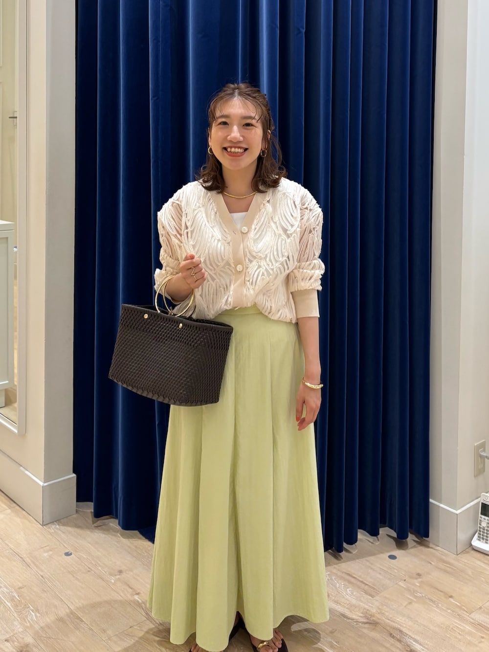「カーディガン、カーディガンコーデ、チュール刺繍、スカート、スカートスタイル、ロングスカート、シンプルコーデ、お出かけコーデ、きれいめカジュアル、オトナカジュアル、オトナ女子、大人かわいい、大人カジュアル、甘めカジュアル」|「SANRAMIの【SANRAMI/サンラミ】【松葉☆別注アイテム】リングハンドルメルカドバッグ(かごバッグ、ブラウン系)」を使った、nol komatsubaraさん(レディース・159cm)の夏コーディネートの2枚目の写真
