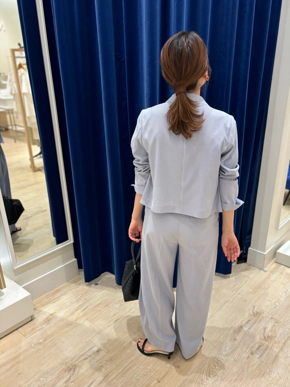 ブルー系のTシャツ/カットソー、ブルー系のテーラードジャケット、ブルー系のその他パンツを着用したレディースの春コーディネートの7枚目の写真