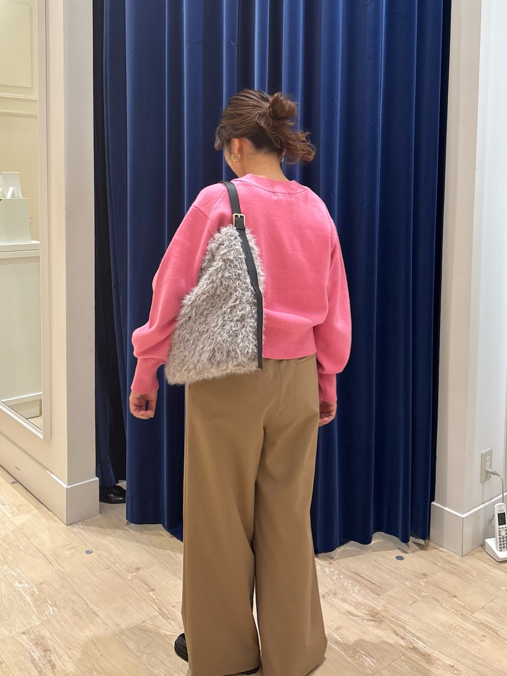 イエロー系のその他パンツ、ピンク系のカーディガン/ボレロ、ベージュ系のショルダーバッグを着用したレディースの秋コーディネートの5枚目の写真