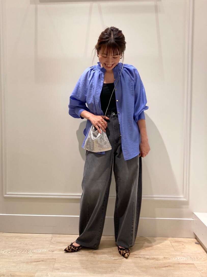 「デニム、きれいめカジュアル、休日コーデ、おでかけコーデ、大人カジュアル、シンプル、着回しコーデ、羽織り、ブラウス、ポインテッドトゥ、メタルバッグ、ブラウス×デニム、カーブデニム、秋コーデ、オンオフ兼用」｜「NOLLEY’Sのハイネックシャーリング2WAYブラウス（シャツ/ブラウス、ブルー系）」を使った、nol  komatsubaraさん（レディース・159cm）の秋コーディネートの2枚目の写真