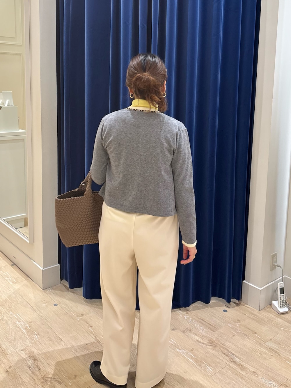 ホワイト系のその他パンツ、グレー系のカーディガン/ボレロ、イエロー系のニット/セーターを着用したレディースの秋コーディネートの7枚目の写真