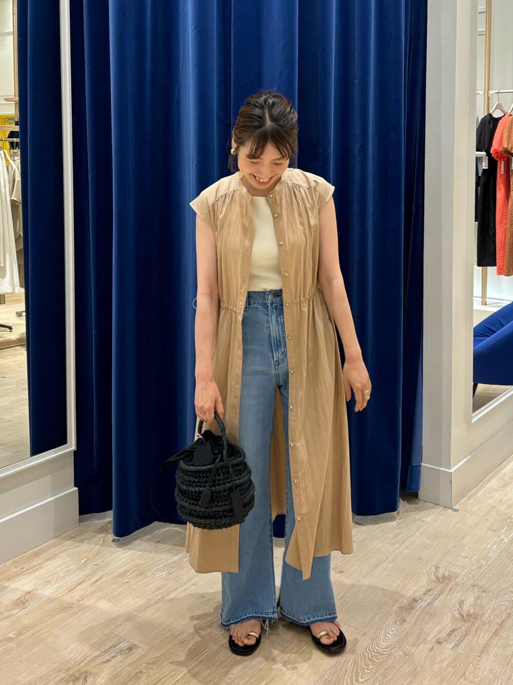 「ワントーンコーデ、ワンピース、デニム、パンツスタイル、お出かけコーデ、休日スタイル、きれいめカジュアル、オトナカジュアル、オトナ女子、サンダル、かごバッグ、ニットキャミソール、羽織りワンピース、シンプルコーデ、初夏コーデ」｜「NOLLEY’Sの総針オトナタンクトップ（タンクトップ、ホワイト系）」を使った、nol  komatsubaraさん（レディース・159cm）の春コーディネートの5枚目の写真