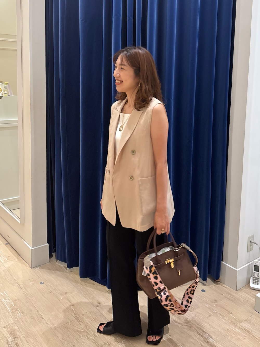 「ジレ、ジレスタイル、パンツスタイル、フレアパンツ、シンプルコーデ、オトナカジュアル、オトナ女子、シアー、オンオフ兼用、キレイめ、きれいめカジュアル」|「NOLLEY’Sのリネン風シアージレ(ベスト、ベージュ系)」を使った、nol komatsubaraさん(レディース・159cm)の夏コーディネートの3枚目の写真