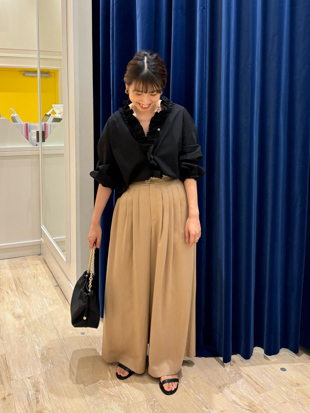 イエロー系のその他パンツ、ブラック系のショルダーバッグ、ブラック系のサンダルを着用したレディースの夏コーディネートの2枚目の写真