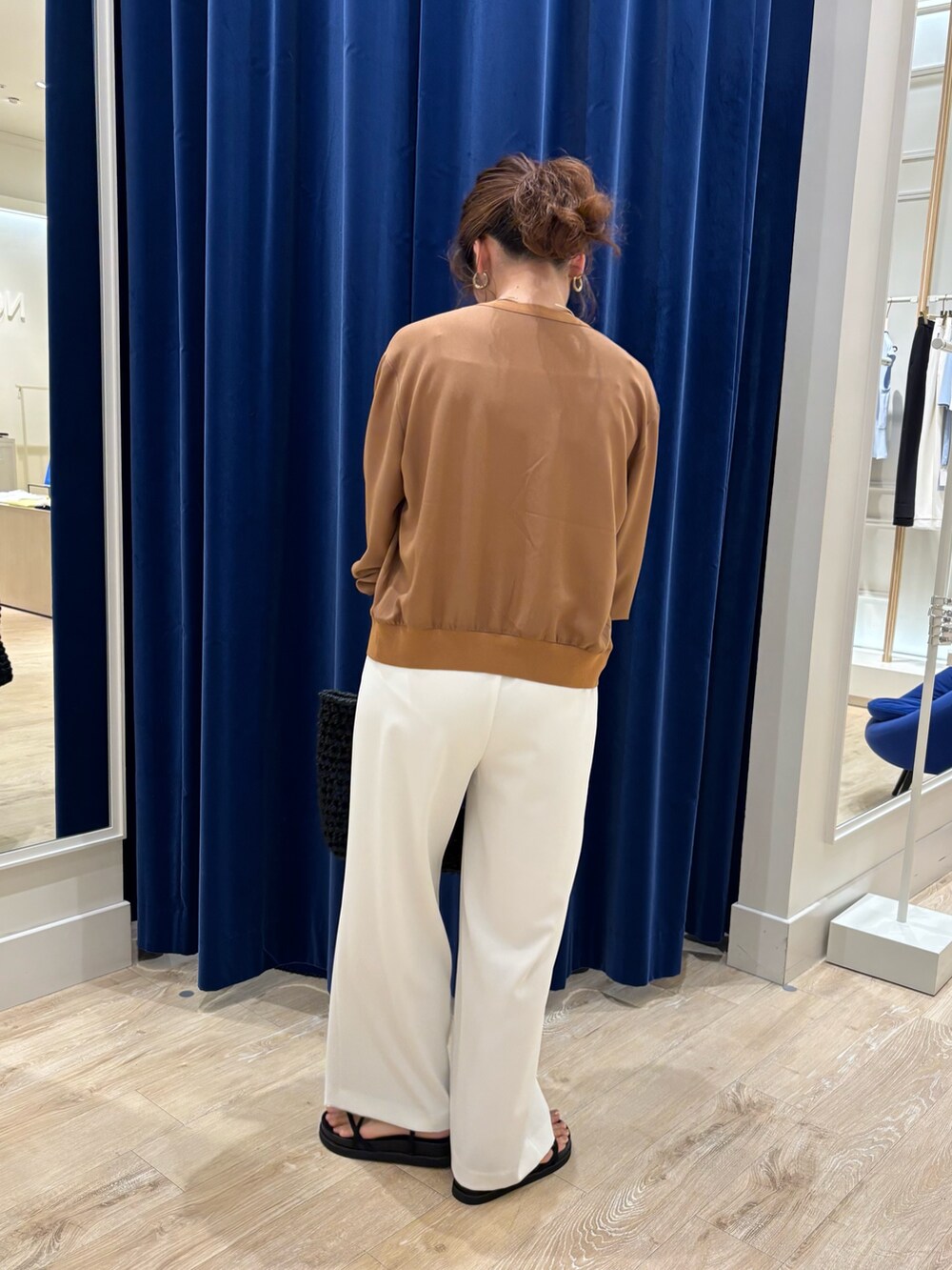 「カーディガン、カーディガンコーデ、パンツスタイル、ワイドパンツ、シフォン、白パンツ、キレイめ、きれいめカジュアル、シンプルコーデ、大人カジュアル、大人コーデ、大人女子、お出かけコーデ、休日スタイル、オンオフ兼用」｜「NOLLEY’Sの《セットアップ対応》ウォッシャブルツイルイージーパンツ（その他パンツ、ホワイト系）」を使った、nol  komatsubaraさん（レディース・159cm）の春コーディネートの6枚目の写真