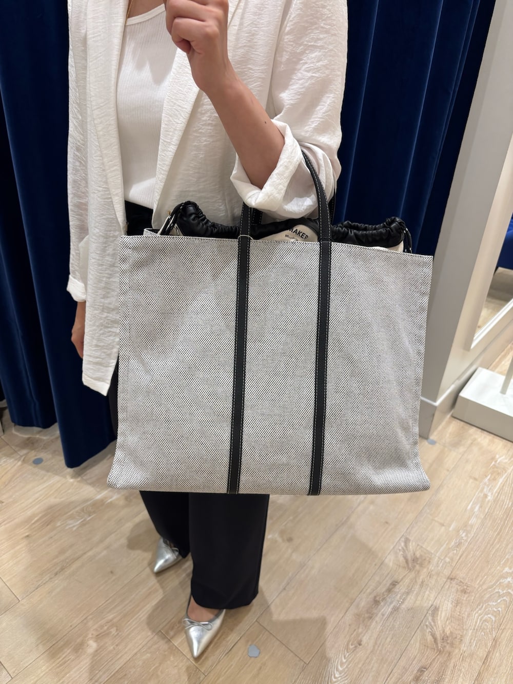 「ジャケット、ジャケットスタイル、シアージャケット、パンツスタイル、ワイドパンツ、イージーパンツ、シンプルコーデ、キレイめ、きれいめカジュアル、オフィスカジュアル、大人コーデ、大人女子、モノトーン、春夏コーデ、お出かけコーデ」|「NOLLEY’S Sophiのウォッシャブルシアーシルクライトジャケット(テーラードジャケット、ホワイト系)」を使った、nol komatsubaraさん(レディース・159cm)の春コーディネートの8枚目の写真