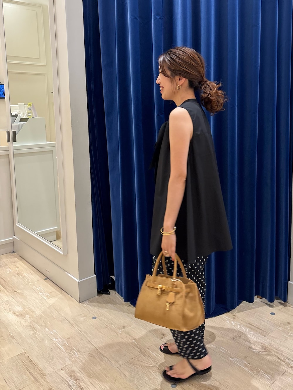 「ブラウス、ブラックコーデ、ブラウスコーデ、パンツスタイル、タックパンツ、ドット、柄パンツ、シンプルコーデ、お出かけコーデ、きれいめカジュアル、オトナカジュアル、オトナ女子、オトナカワイイ、休日スタイル」｜「NOLLEY’SのリボンAラインシャツ（シャツ/ブラウス、ブラック系）」を使った、nol  komatsubaraさん（レディース・159cm）の夏コーディネートの4枚目の写真