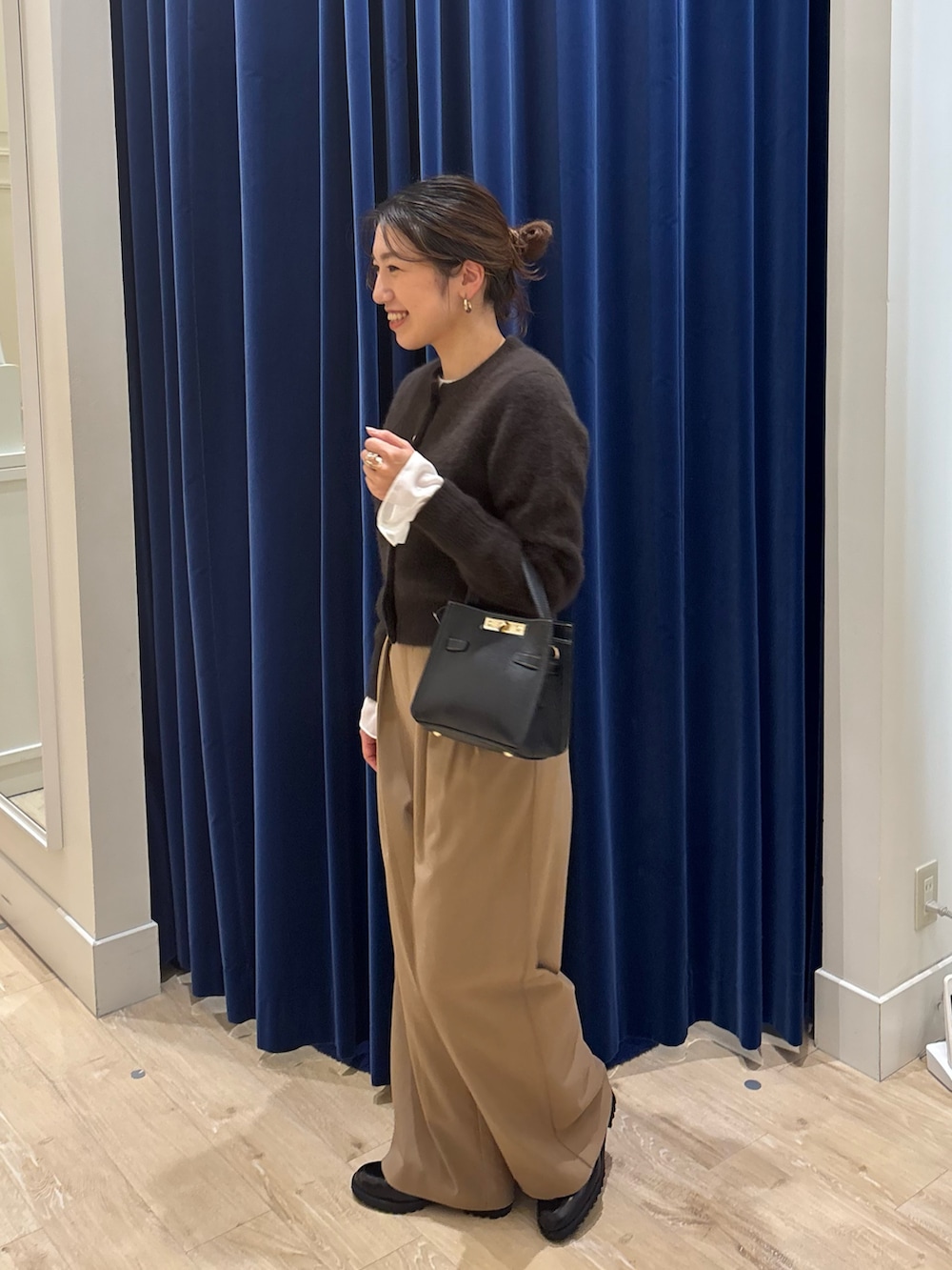 ブラウン系のカーディガン/ボレロ、イエロー系のその他パンツ、ホワイト系のシャツ/ブラウスを着用したレディースの秋コーディネートの3枚目の写真