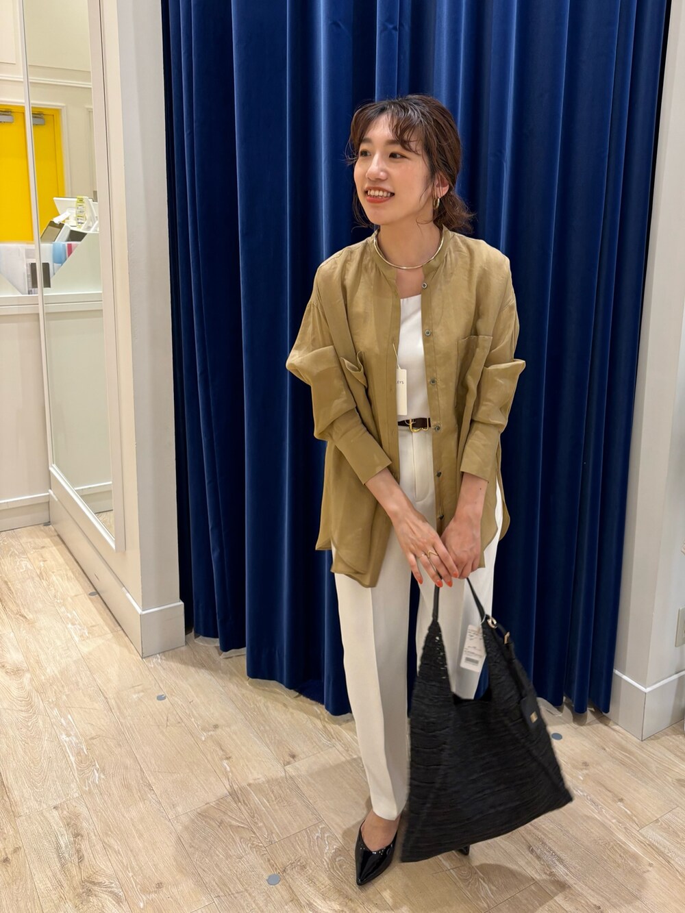 「シャツ、シャツスタイル、パンツスタイル、テーパードパンツ、シンプルコーデ、羽織り、ラミー、白パンツ、大人カジュアル、大人コーデ、大人女子、きれいめカジュアル、お出かけコーデ、休日スタイル、オンオフ兼用」|「NOLLEY’Sのウォッシャブル防しわスパンツイルツータックテーパードパンツ(その他パンツ、ホワイト系)」を使った、nol komatsubaraさん(レディース・159cm)の春コーディネートの2枚目の写真