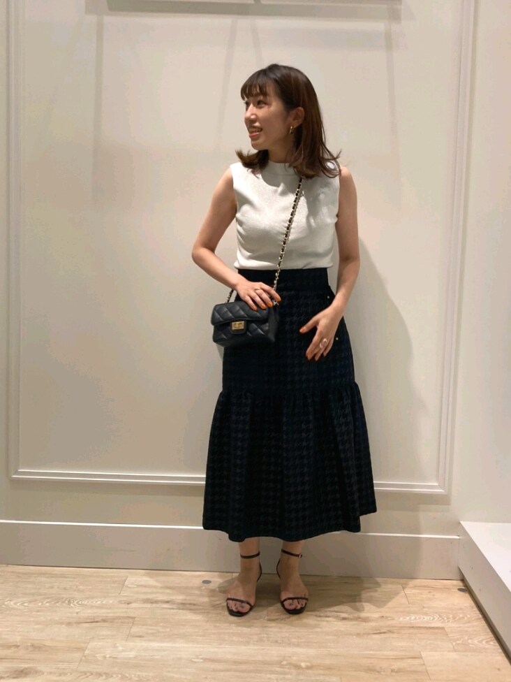 「お出かけコーデ、休日スタイル、オトナ女子、大人かわいい、シンプルスタイル、秋服、スカート、ジャガード、チドリ柄、ラメ、クラシカル、サンダル、チェーンバッグ、モノトーン、キレイめ」｜「NOLLEY’Sの《手洗い可能》ラメ総針ノースリーブプルオーバーニット（ニット/セーター、シルバー系）」を使った、nol  komatsubaraさん（レディース・159cm）の夏コーディネートの4枚目の写真