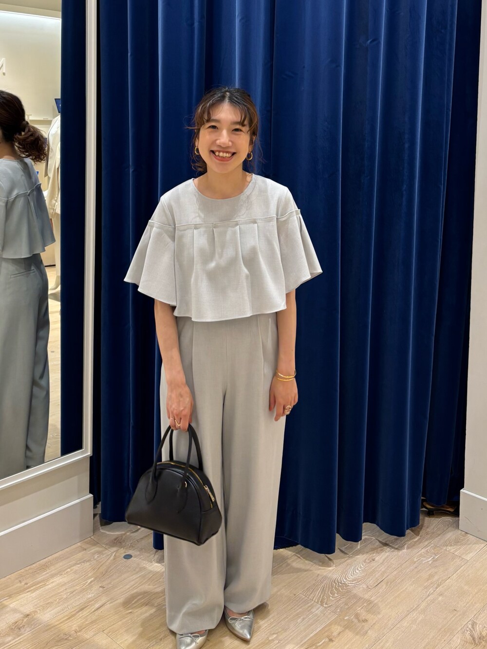 「セットアップ、キレイめ、ブラウス、ブラウスコーデ、パンツスタイル、ワイドパンツ、きちんとスタイル、大人コーデ、大人女子、ママコーデ、オケージョン、オフィスカジュアル、シンプルコーデ、フリル」｜「NOLLEY’Sの《セットアップ対応》麻調フレアスリーブブラウス（シャツ/ブラウス、グレー系）」を使った、nol  komatsubaraさん（レディース・159cm）の春コーディネートの2枚目の写真