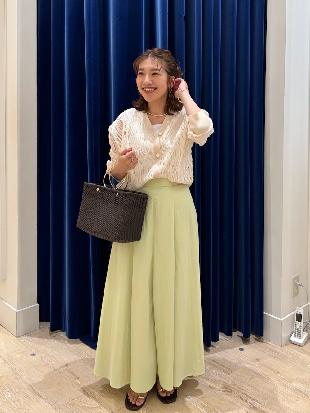 「カーディガン、カーディガンコーデ、チュール刺繍、スカート、スカートスタイル、ロングスカート、シンプルコーデ、お出かけコーデ、きれいめカジュアル、オトナカジュアル、オトナ女子、大人かわいい、大人カジュアル、甘めカジュアル」|「SANRAMIの【SANRAMI/サンラミ】【松葉☆別注アイテム】リングハンドルメルカドバッグ(かごバッグ、ブラウン系)」を使った、nol komatsubaraさん(レディース・159cm)の夏コーディネートの4枚目の写真