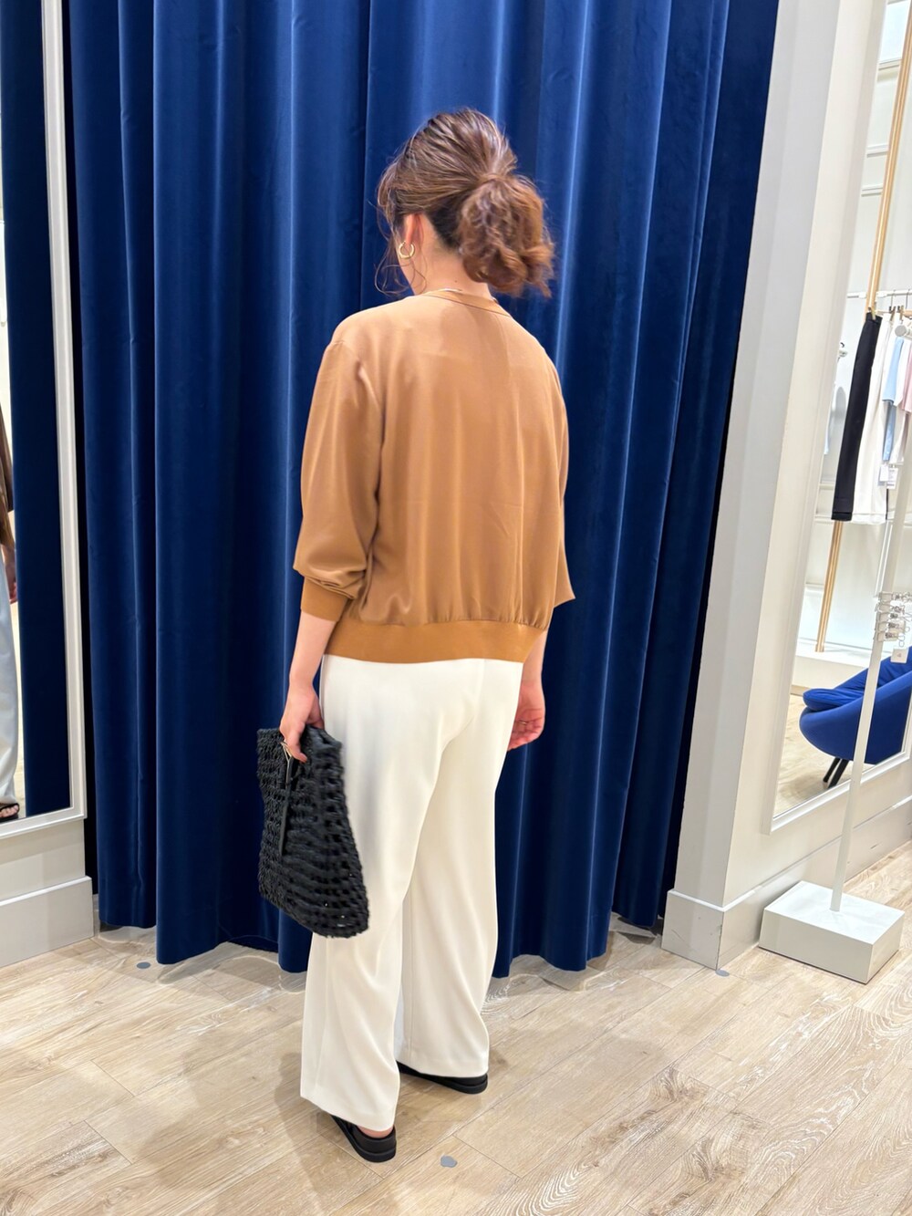 「カーディガン、カーディガンコーデ、パンツスタイル、ワイドパンツ、シフォン、白パンツ、キレイめ、きれいめカジュアル、シンプルコーデ、大人カジュアル、大人コーデ、大人女子、お出かけコーデ、休日スタイル、オンオフ兼用」｜「NOLLEY’Sの《セットアップ対応》ウォッシャブルツイルイージーパンツ（その他パンツ、ホワイト系）」を使った、nol  komatsubaraさん（レディース・159cm）の春コーディネートの5枚目の写真