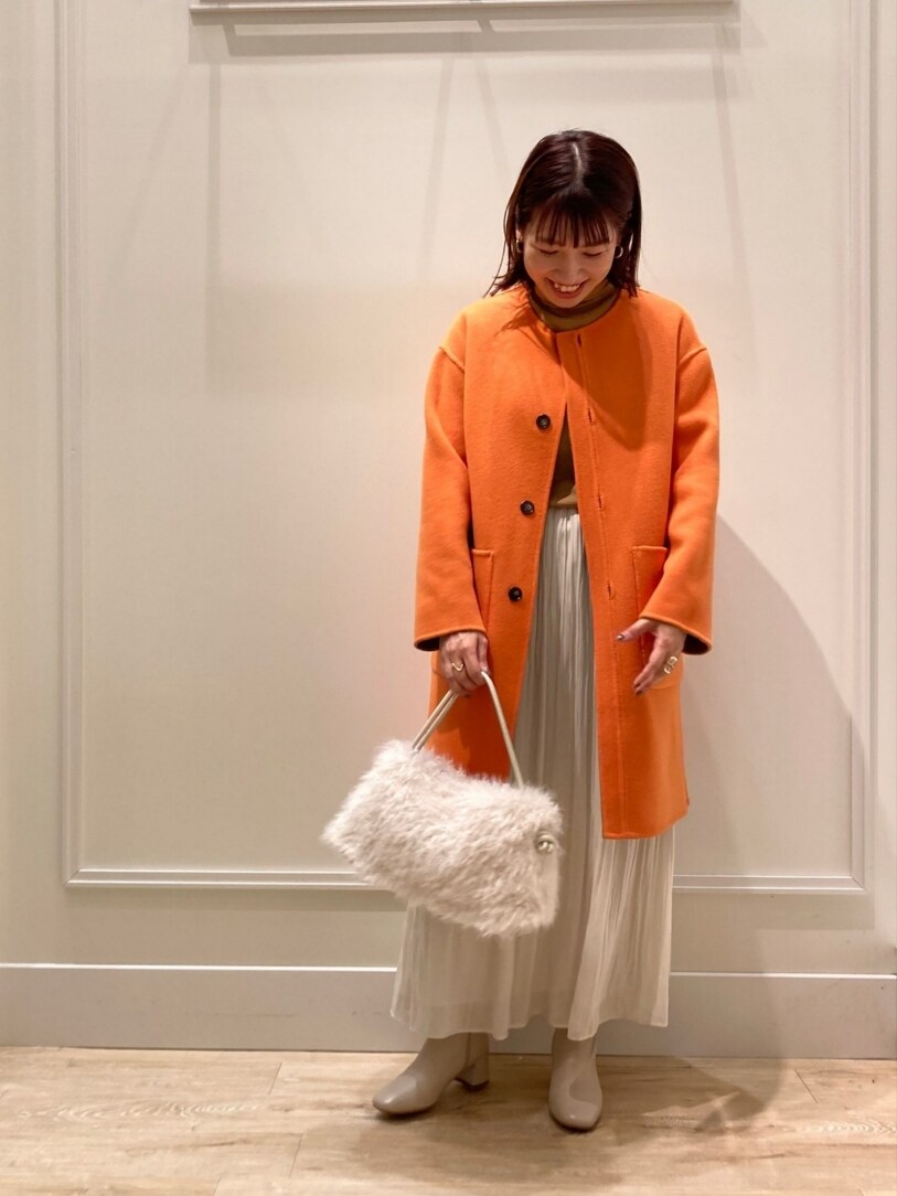 「コート、リバーシブル、コートスタイル、シンプル、スカート、プリーツスカート、ハイネック、ニット、オトナ女子、ブーツスタイル、ショートブーツ、休日スタイル、キレイめ、秋冬コーデ、カラーコート」｜「NOLLEY’Sのリバーシブルハーフコート（ノーカラーコート、イエロー系）」を使った、nol  komatsubaraさん（レディース・159cm）の秋コーディネートの2枚目の写真