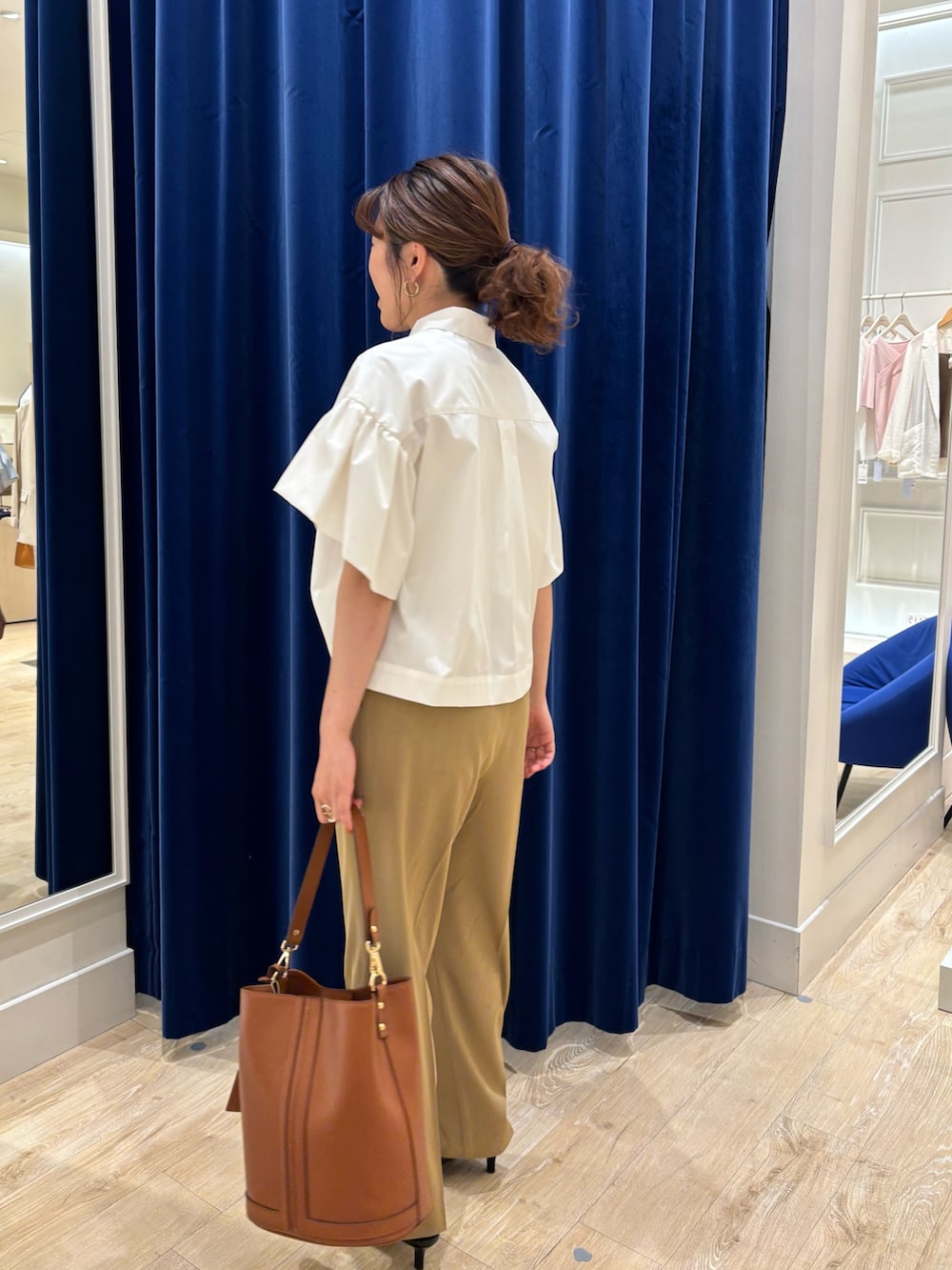 「シャツスタイル、シャツ、袖フリル、パンツスタイル、ワイドパンツ、シンプルコーデ、キレイめ、オフィスカジュアル、オンオフ兼用、大人女子、大人かわいい、初夏コーデ、お出かけコーデ」｜「GIANNI NOTAROの【GIANNI NOTARO/ジャンニノターロ】ワンハンドルパネルバッグ（ショルダーバッグ、ブラウン系）」を使った、nol  komatsubaraさん（レディース・159cm）の春コーディネートの3枚目の写真