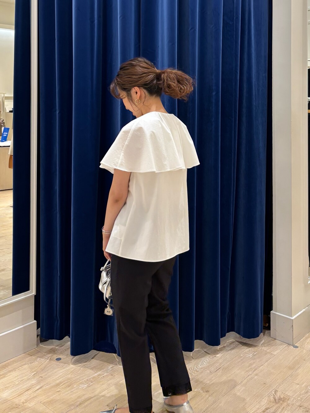 「ブラウス、ブラウスコーデ、パンツ、パンツスタイル、キレイめ、シンプルコーデ、大人コーデ、大人女子、大人かわいい、フリル、モノトーン、オンオフ兼用、お出かけコーデ」｜「marco masiの【MARCO MASI/ マルコマージ】キューブミニバッグ（ショルダーバッグ、シルバー系）」を使った、nol  komatsubaraさん（レディース・159cm）の春コーディネートの4枚目の写真