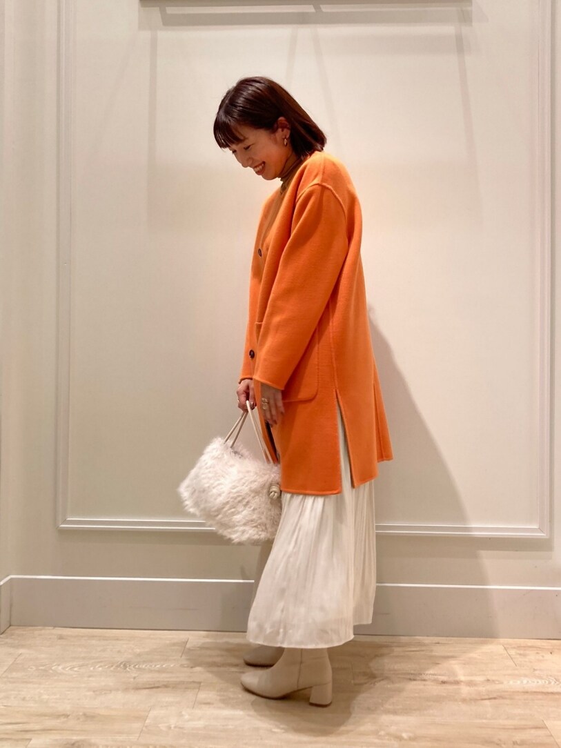 「コート、リバーシブル、コートスタイル、シンプル、スカート、プリーツスカート、ハイネック、ニット、オトナ女子、ブーツスタイル、ショートブーツ、休日スタイル、キレイめ、秋冬コーデ、カラーコート」｜「NOLLEY’Sのリバーシブルハーフコート（ノーカラーコート、イエロー系）」を使った、nol  komatsubaraさん（レディース・159cm）の秋コーディネートの3枚目の写真