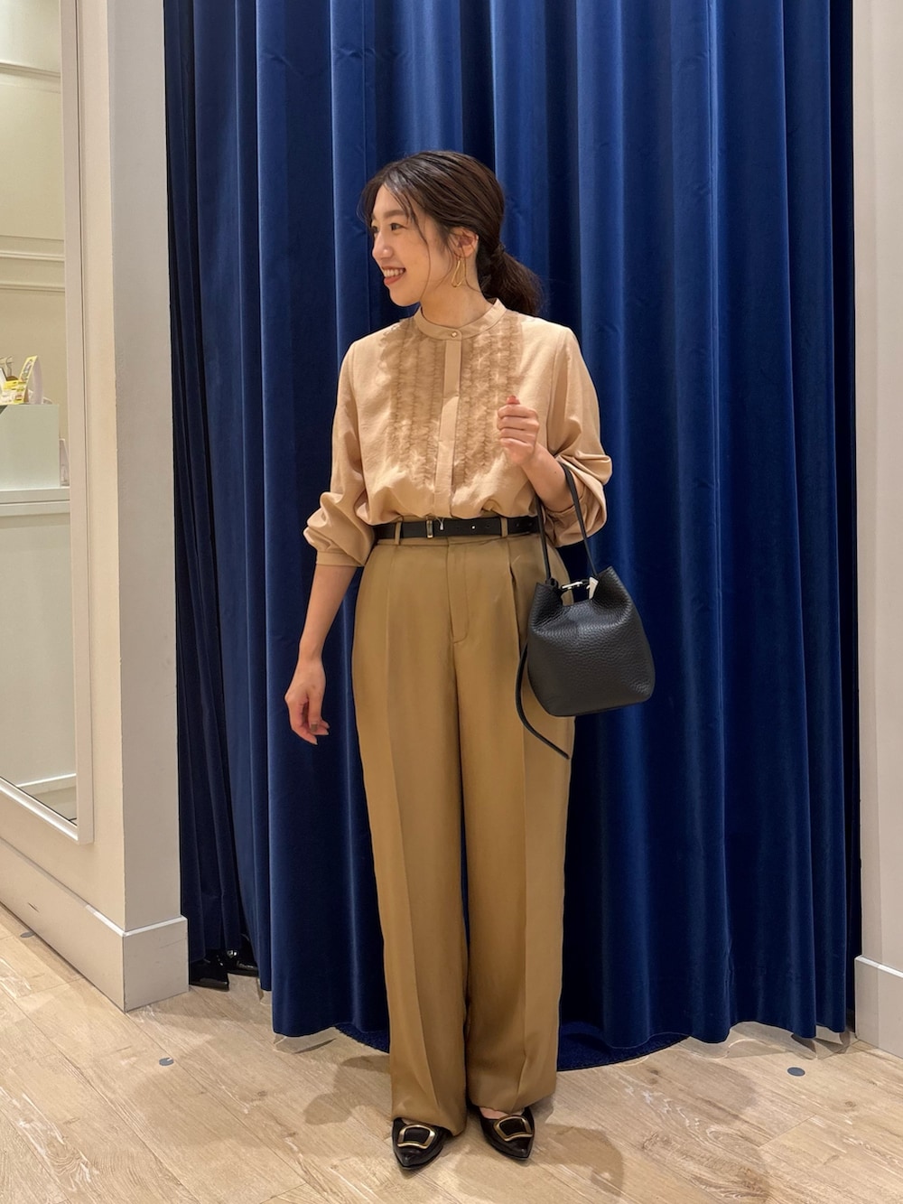 イエロー系のシャツ/ブラウス、イエロー系のその他パンツ、ブラック系のショルダーバッグを着用したレディースの秋コーディネートの4枚目の写真