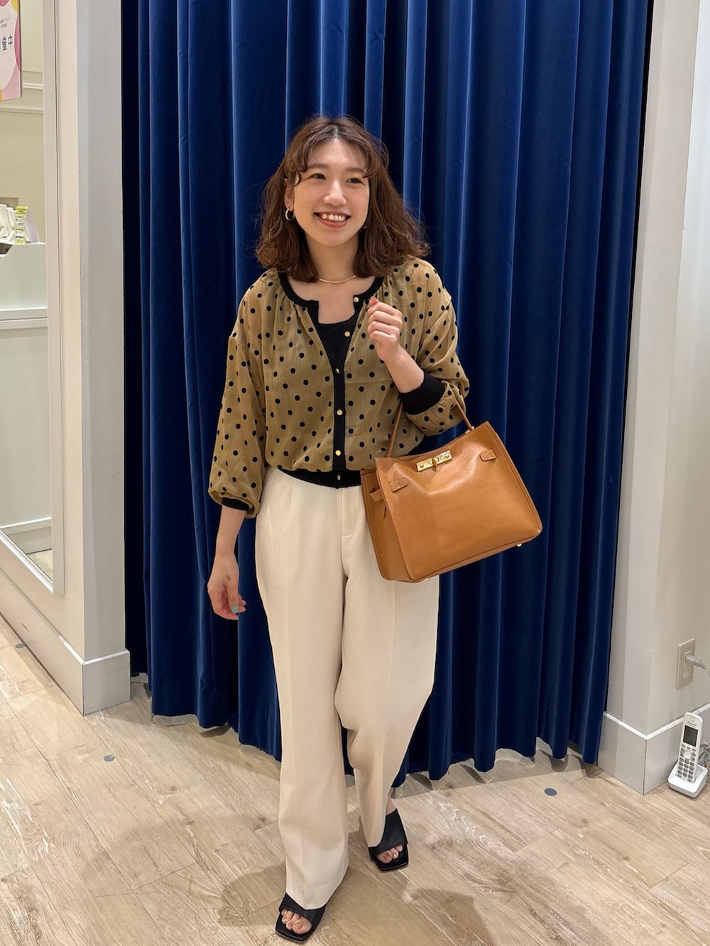 「ドット、カーディガン、カーディガンコーデ、シアー、パンツスタイル、ワイドパンツ、シンプルコーデ、キレイめ、オトナ女子、大人かわいい、オンオフ兼用、お出かけコーデ」｜「NOLLEY’Sのシアーフロッキードットクルーネックカーディガン（カーディガン/ボレロ、イエロー系）」を使った、nol  komatsubaraさん（レディース・159cm）の夏コーディネートの5枚目の写真
