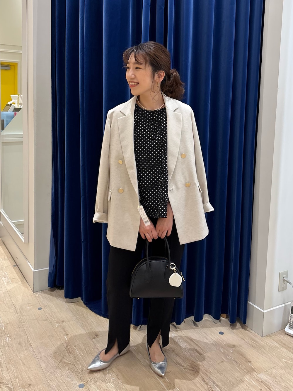 「ジャケット、ジャケットスタイル、ブラウス、パンツスタイル、スリットパンツ、シンプルコーデ、キレイめ、オフィスカジュアル、オフィススタイル、大人コーデ、大人女子、大人かわいい、モノトーン、春夏コーデ」｜「NOLLEY’Sの◇【WEB限定】サッカードット5分袖タックブラウス（シャツ/ブラウス、ブラック系）」を使った、nol  komatsubaraさん（レディース・159cm）の春コーディネートの2枚目の写真