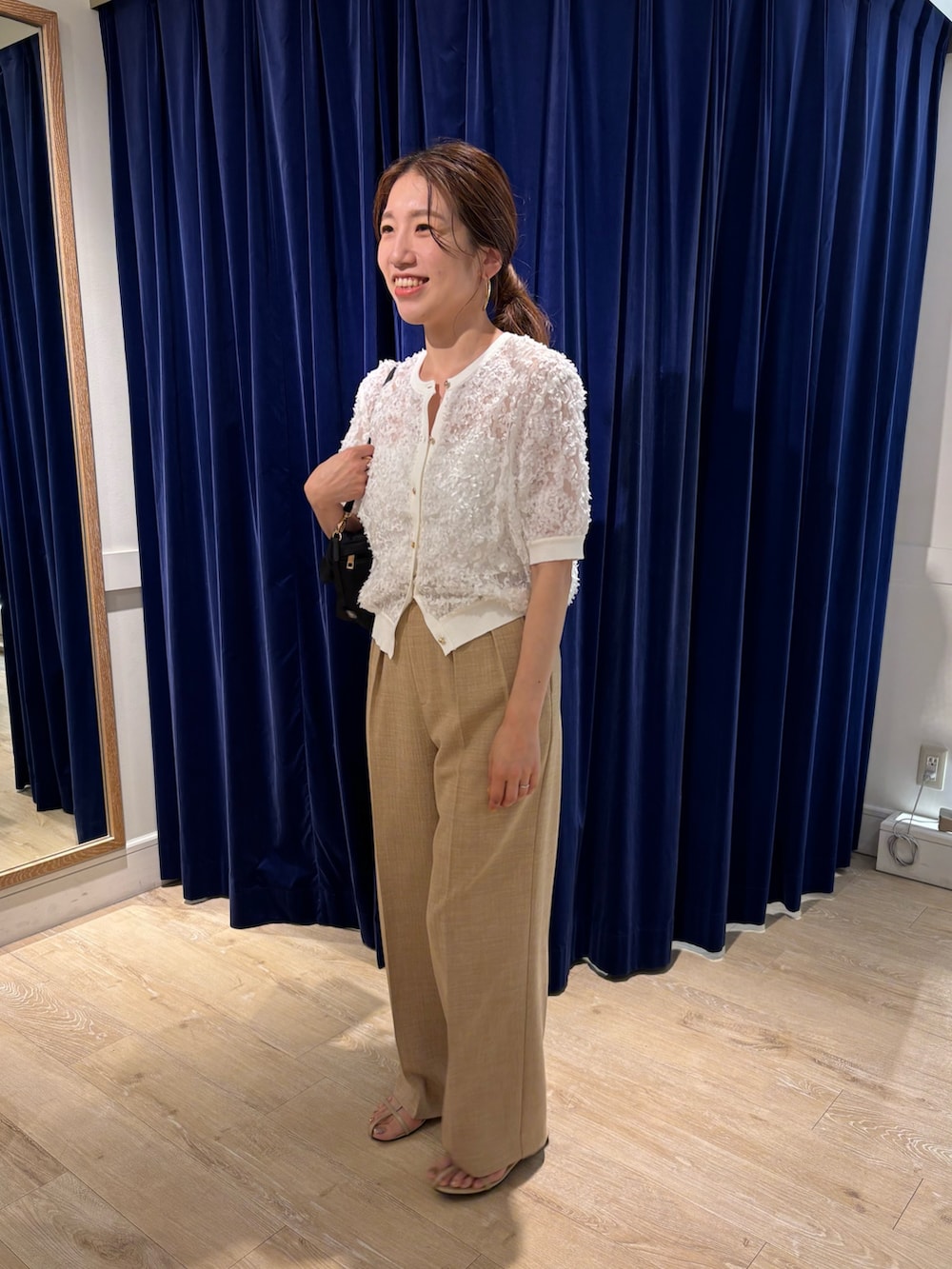 ホワイト系のカーディガン/ボレロ、ベージュ系のその他パンツ、ブラック系のショルダーバッグを着用したレディースの夏コーディネートの3枚目の写真