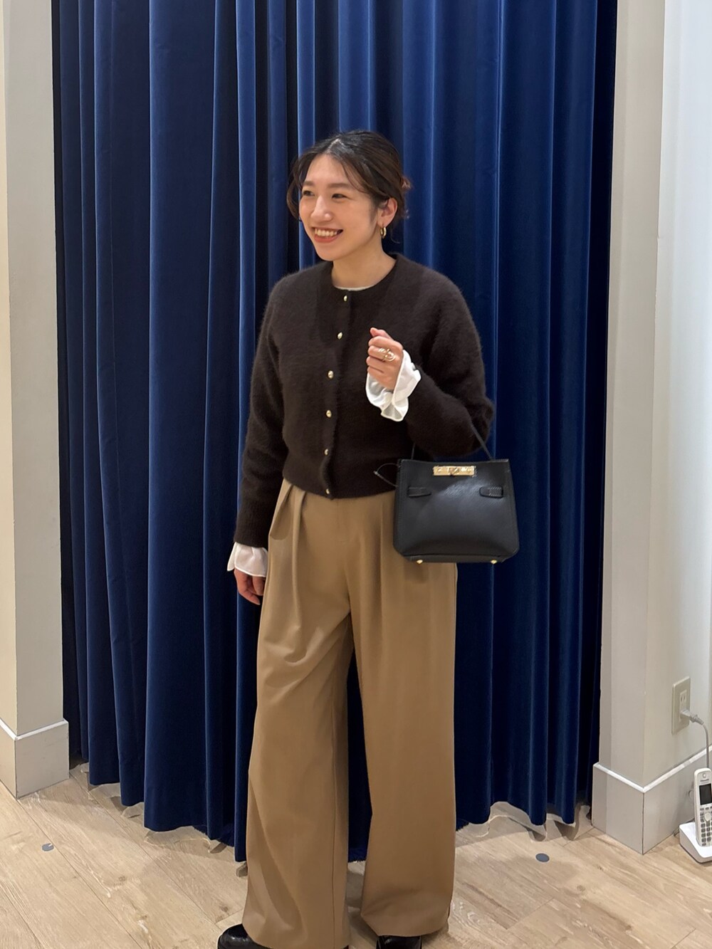 ブラウン系のカーディガン/ボレロ、イエロー系のその他パンツ、ホワイト系のシャツ/ブラウスを着用したレディースの秋コーディネートの2枚目の写真