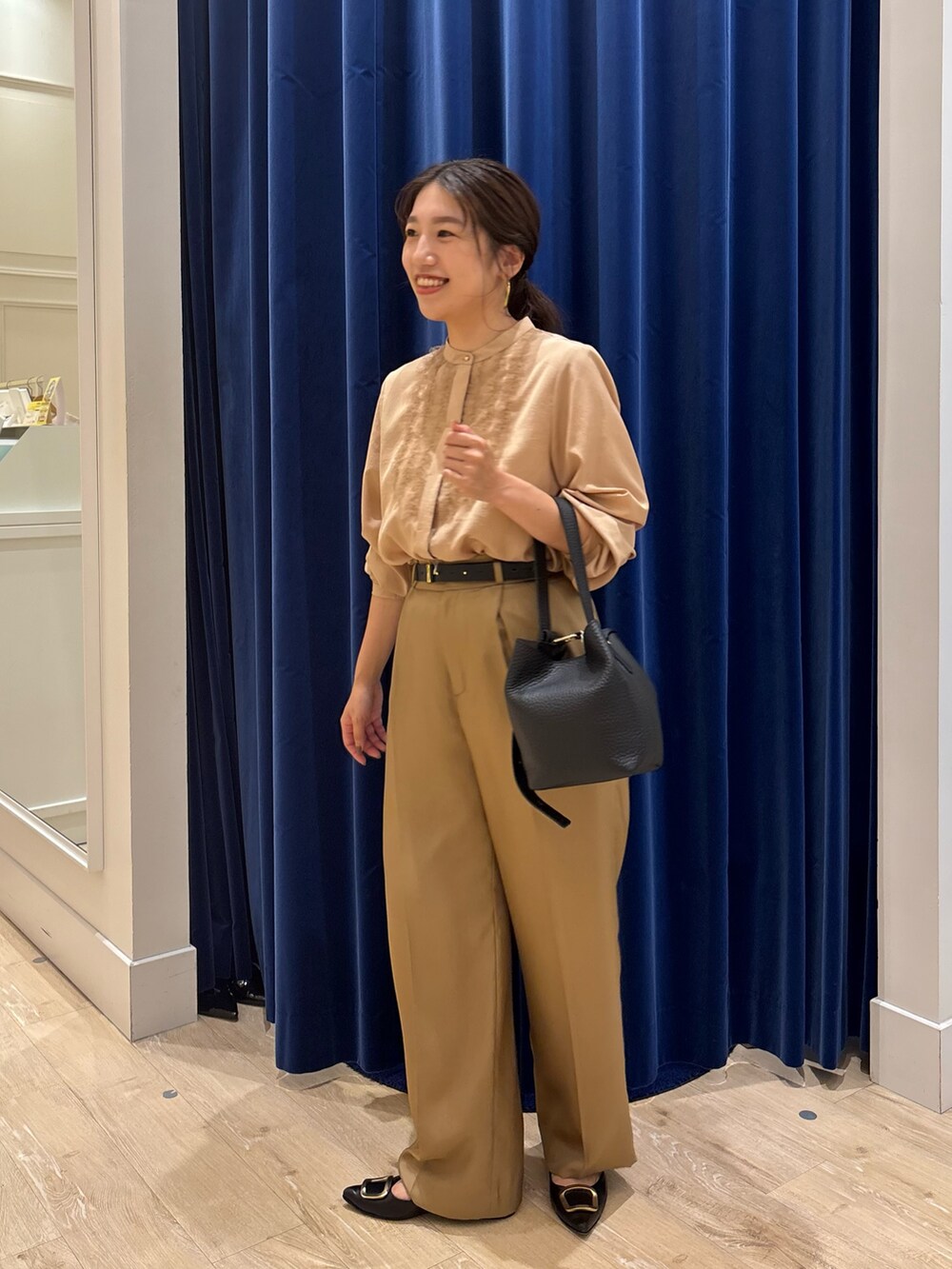 イエロー系のシャツ/ブラウス、イエロー系のその他パンツ、ブラック系のショルダーバッグを着用したレディースの秋コーディネートの3枚目の写真