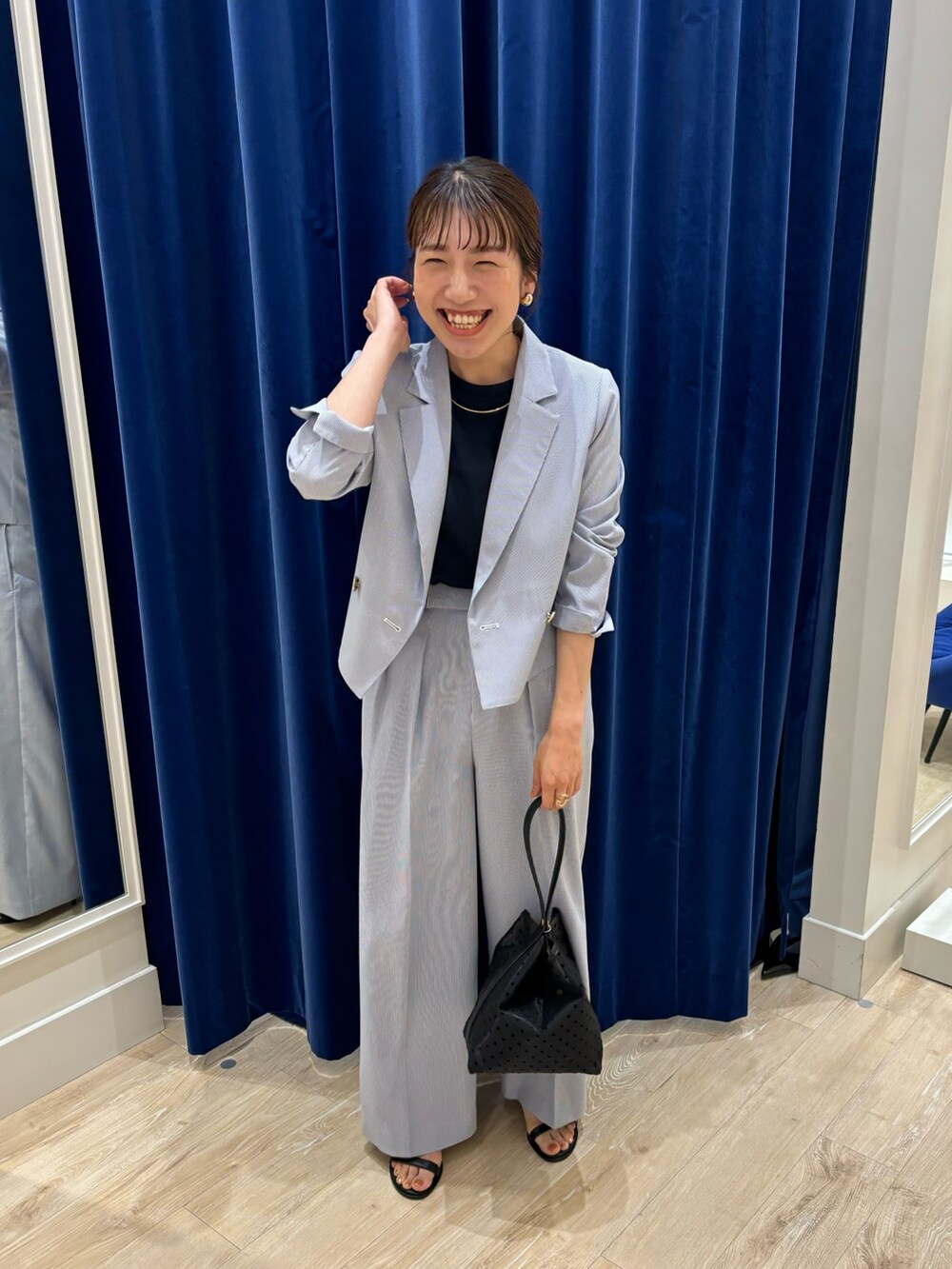 ブルー系のTシャツ/カットソー、ブルー系のテーラードジャケット、ブルー系のその他パンツを着用したレディースの春コーディネートの3枚目の写真