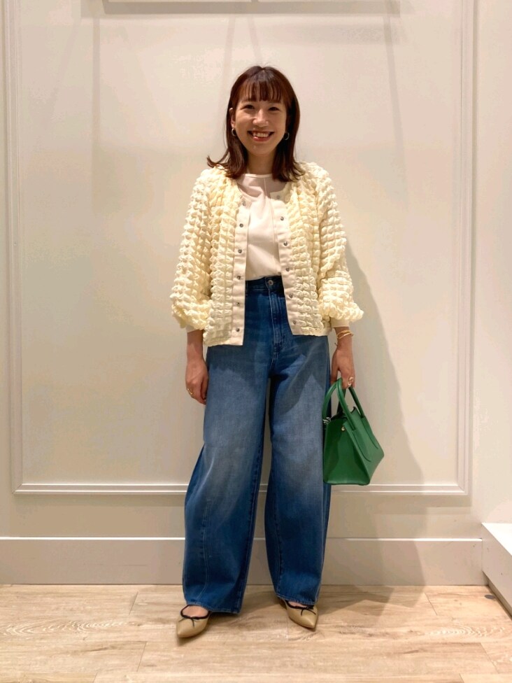 「休日スタイル、カジュアルコーデ、パンツスタイル、シンプルコーデ、秋、デニム、カーディガン、シアートップス、ポコポコ、２ＷＡＹ、バレエシューズ、秋コーデ、オトナカジュアル、バギーパンツ、ラフ」｜「NOLLEY’Sのポコポコ2WAYカーディガン（カーディガン/ボレロ、ホワイト系）」を使った、nol  komatsubaraさん（レディース・159cm）の夏コーディネートの2枚目の写真