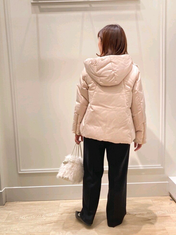 「シンプルスタイル、お出かけコーデ、大人女子、きれいめカジュアル、ダウン、パンツスタイル、ワイドパンツ、アウターコーデ、ショートコート、グレー×ピンク、バレエシューズ、薄手ニット、キャメル、黒パンツ、着回しコーデ」｜「NOLLEY’SのNOLLEY’Sダウン（ダウンジャケット/コート、ピンク系）」を使った、nol  komatsubaraさん（レディース・159cm）の秋コーディネートの6枚目の写真