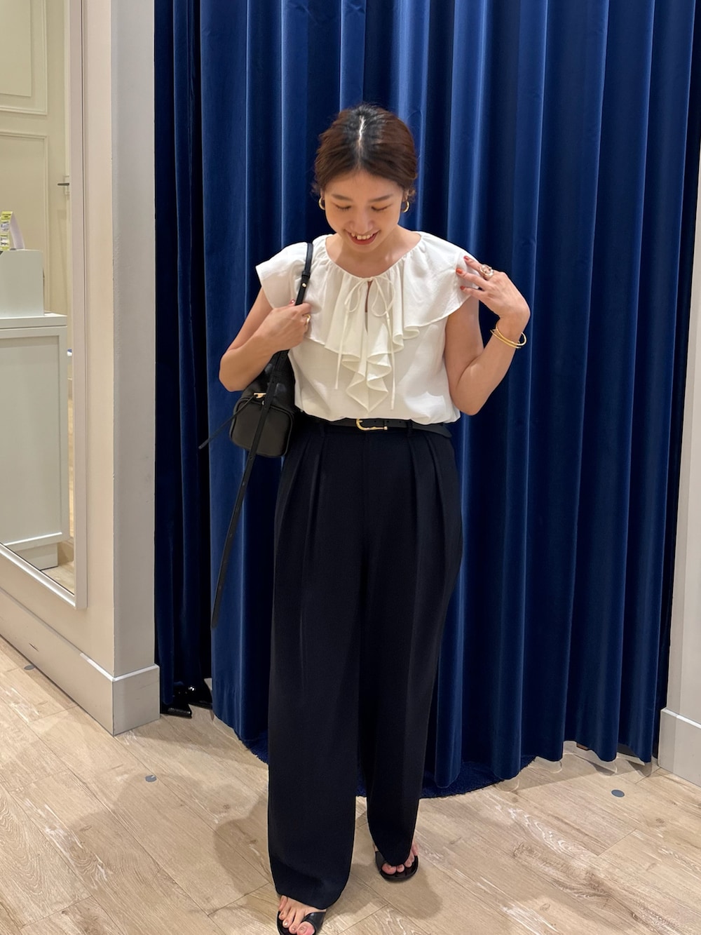 「ブラウス、フリルトップス、パンツスタイル、ワイドパンツ、シンプルコーデ、夏コーデ、きれいめカジュアル、キレイめ、オトナ女子、オトナカワイイ、お出かけコーデ、オンオフ兼用」｜「NOLLEY’S Sophiのシアーラッフルノースリーブブラウス（シャツ/ブラウス、ホワイト系）」を使った、nol  komatsubaraさん（レディース・159cm）の夏コーディネートの4枚目の写真