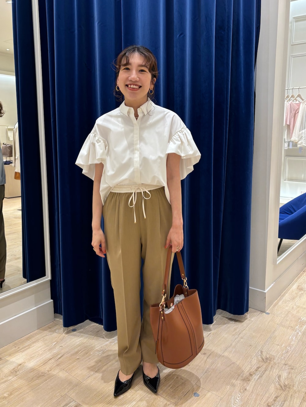 「シャツスタイル、シャツ、袖フリル、パンツスタイル、ワイドパンツ、シンプルコーデ、キレイめ、オフィスカジュアル、オンオフ兼用、大人女子、大人かわいい、初夏コーデ、お出かけコーデ」｜「GIANNI NOTAROの【GIANNI NOTARO/ジャンニノターロ】ワンハンドルパネルバッグ（ショルダーバッグ、ブラウン系）」を使った、nol  komatsubaraさん（レディース・159cm）の春コーディネートの4枚目の写真