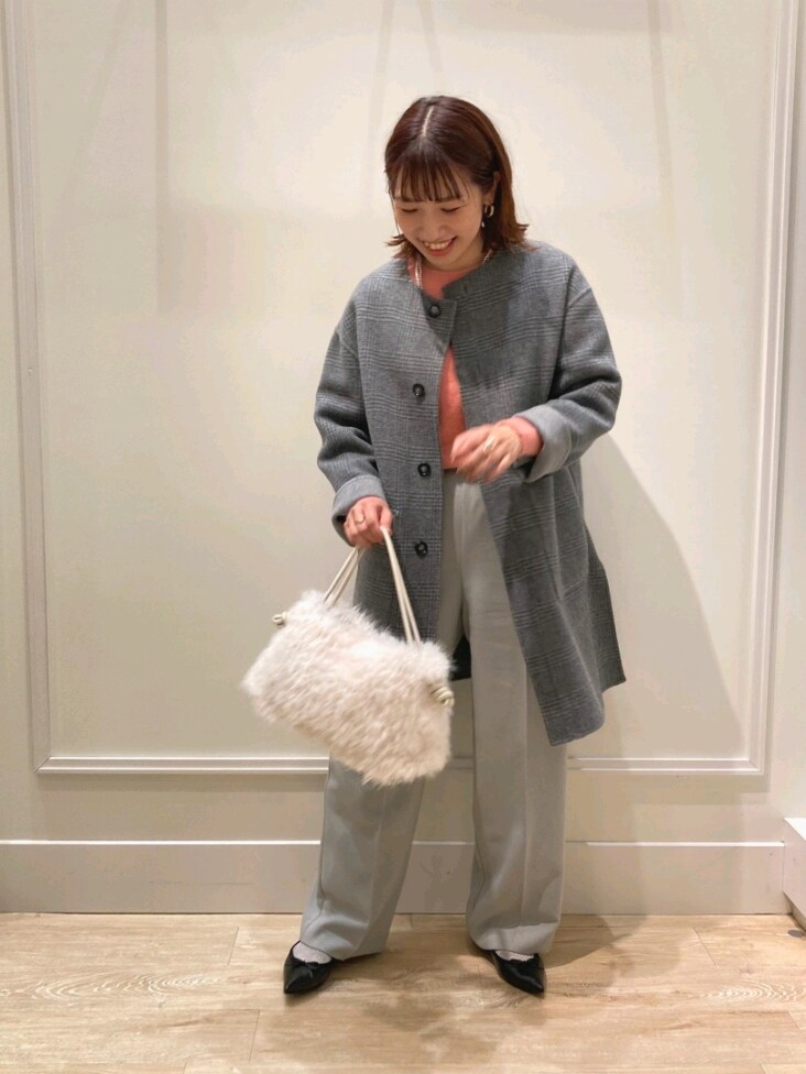 「オトナカジュアル、キレイめカジュアル、コート、リバーシブル、チェック、グレー、カラーニット、ニット、ワイドパンツ、パンツスタイル、ポインテッドトゥ、ニットコーデ、オトナ女子、グレー×ピンク、休日スタイル」|「NOLLEY’Sのリバーシブルハーフコート(ノーカラーコート、グレー系)」を使った、nol komatsubaraさん(レディース・159cm)の秋コーディネートの3枚目の写真