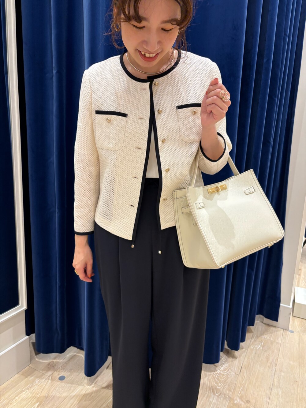 「ジャケット、ジャケットスタイル、ノーカラージャケット、パンツスタイル、ワイドパンツ、キレイめ、オフィスカジュアル、オンオフ兼用、大人コーデ、大人女子、シンプルコーデ、モノトーンコーデ、お出かけコーデ」｜「NOLLEY’Sの【grace grace/グラスグラス】【WEB STAFF恵☆別注アイテム】プレーンチョーカー（チョーカー、ゴールド系）」を使った、nol  komatsubaraさん（レディース・159cm）の春コーディネートの6枚目の写真