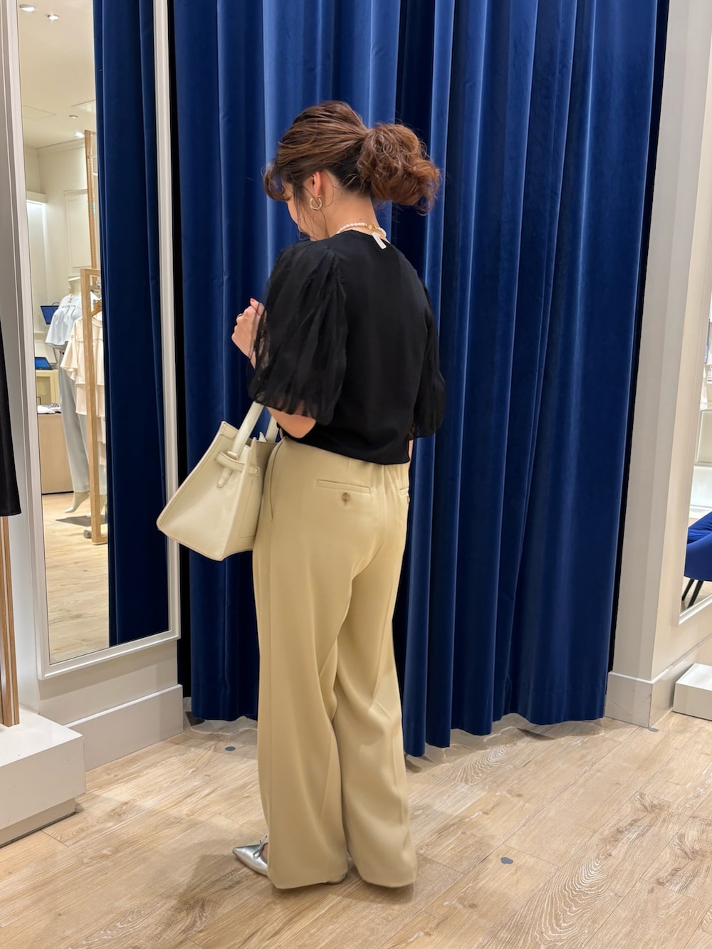 「ワイドパンツ、パンツスタイル、ニット、サマーニット、パフスリーブ、袖チュール、シンプルコーデ、きれいめカジュアル、キレイめ、大人女子、大人かわいい、お出かけコーデ、オンオフ兼用」｜「NOLLEY’S Sophiの《手洗い可能》袖チュールプルオーバーニット（ニット/セーター、ブラック系）」を使った、nol  komatsubaraさん（レディース・159cm）の春コーディネートの6枚目の写真