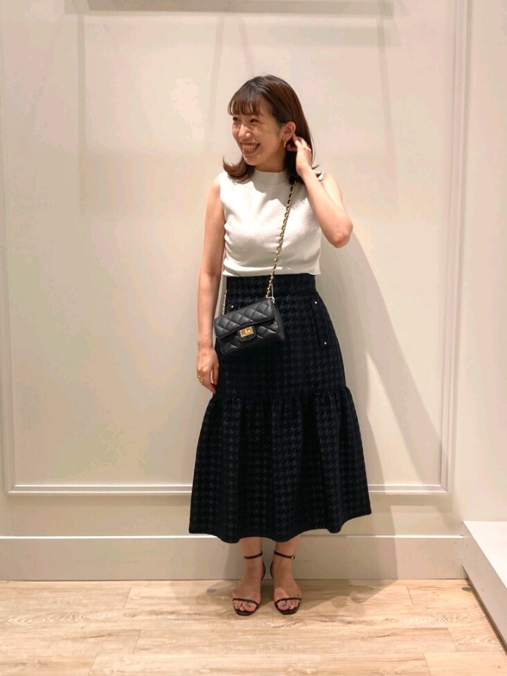 「お出かけコーデ、休日スタイル、オトナ女子、大人かわいい、シンプルスタイル、秋服、スカート、ジャガード、チドリ柄、ラメ、クラシカル、サンダル、チェーンバッグ、モノトーン、キレイめ」｜「NOLLEY’Sの《手洗い可能》ラメ総針ノースリーブプルオーバーニット（ニット/セーター、シルバー系）」を使った、nol  komatsubaraさん（レディース・159cm）の夏コーディネートの6枚目の写真