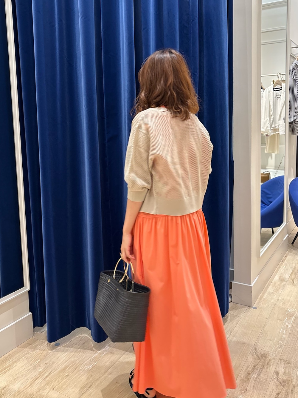 「ワンピース、ワンピーススタイル、カーディガン、メッシュ、カラーワンピース、シンプルコーデ、休日スタイル、お出かけコーデ、大人カジュアル、大人女子、大人かわいい、きれいめカジュアル、ラクチンコーデ、夏コーデ」｜「NOLLEY’Sの撥水ストレッチタフタギャザーワンピース（ワンピース、オレンジ系）」を使った、nol  komatsubaraさん（レディース・159cm）の夏コーディネートの5枚目の写真