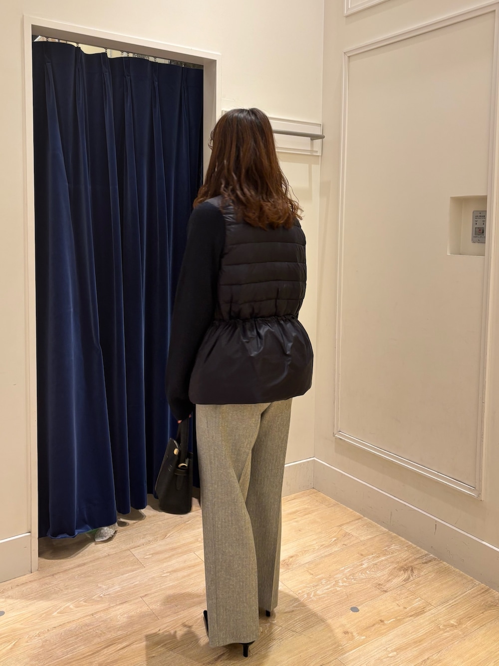 グレー系のその他パンツ、ブラック系のショルダーバッグ、ホワイト系のニット/セーターを着用したレディースの秋コーディネートの5枚目の写真