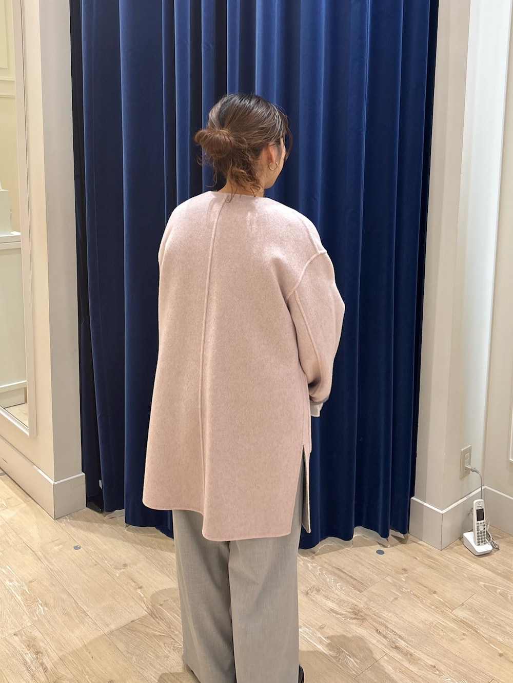 グレー系のノーカラーコート、グレー系のニット/セーター、グレー系のその他パンツを着用したレディースの秋コーディネートの7枚目の写真