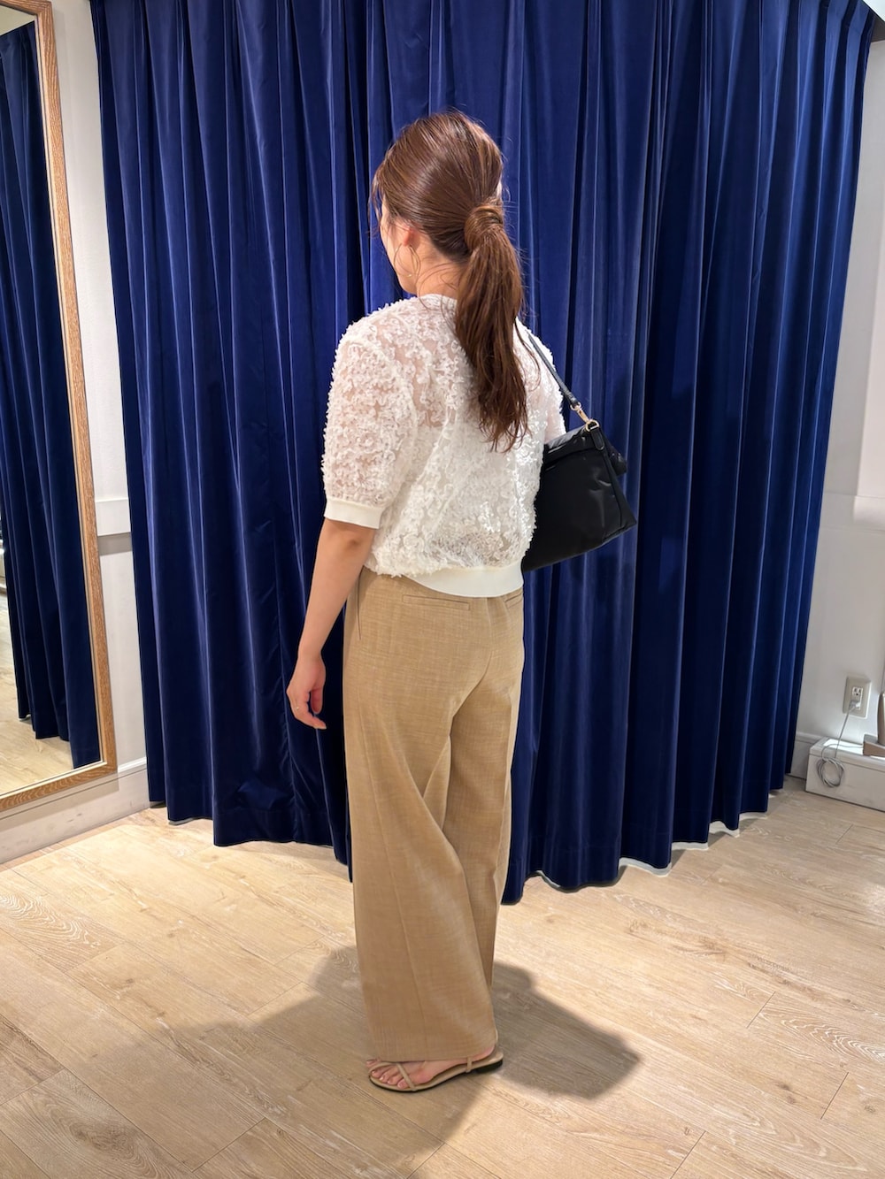 ホワイト系のカーディガン/ボレロ、ベージュ系のその他パンツ、ブラック系のショルダーバッグを着用したレディースの夏コーディネートの4枚目の写真