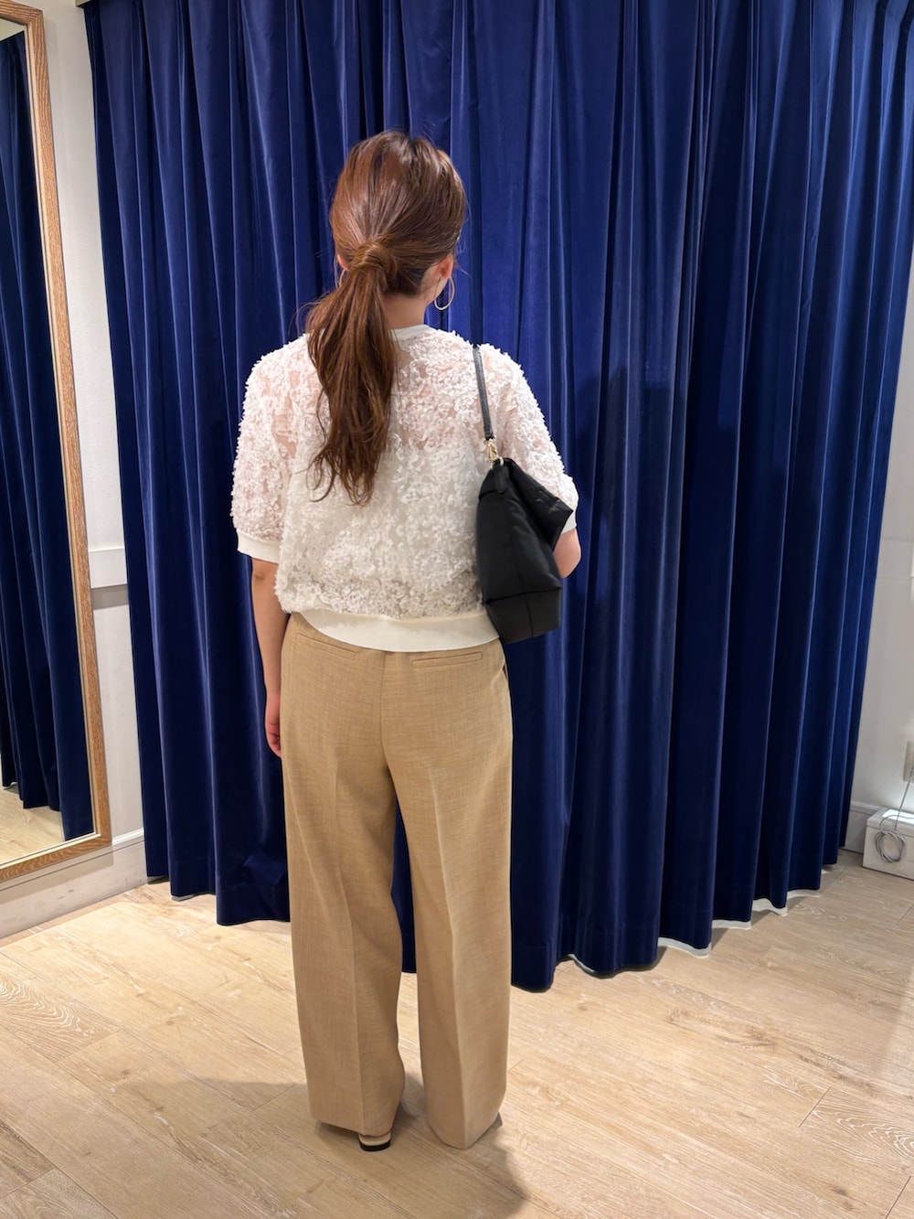 ホワイト系のカーディガン/ボレロ、ベージュ系のその他パンツ、ブラック系のショルダーバッグを着用したレディースの夏コーディネートの5枚目の写真