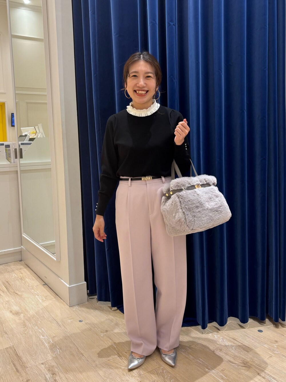 ピンク系のその他パンツ、ベージュ系のトートバッグ、ブラック系のニット/セーターを着用したレディースの秋コーディネートの2枚目の写真