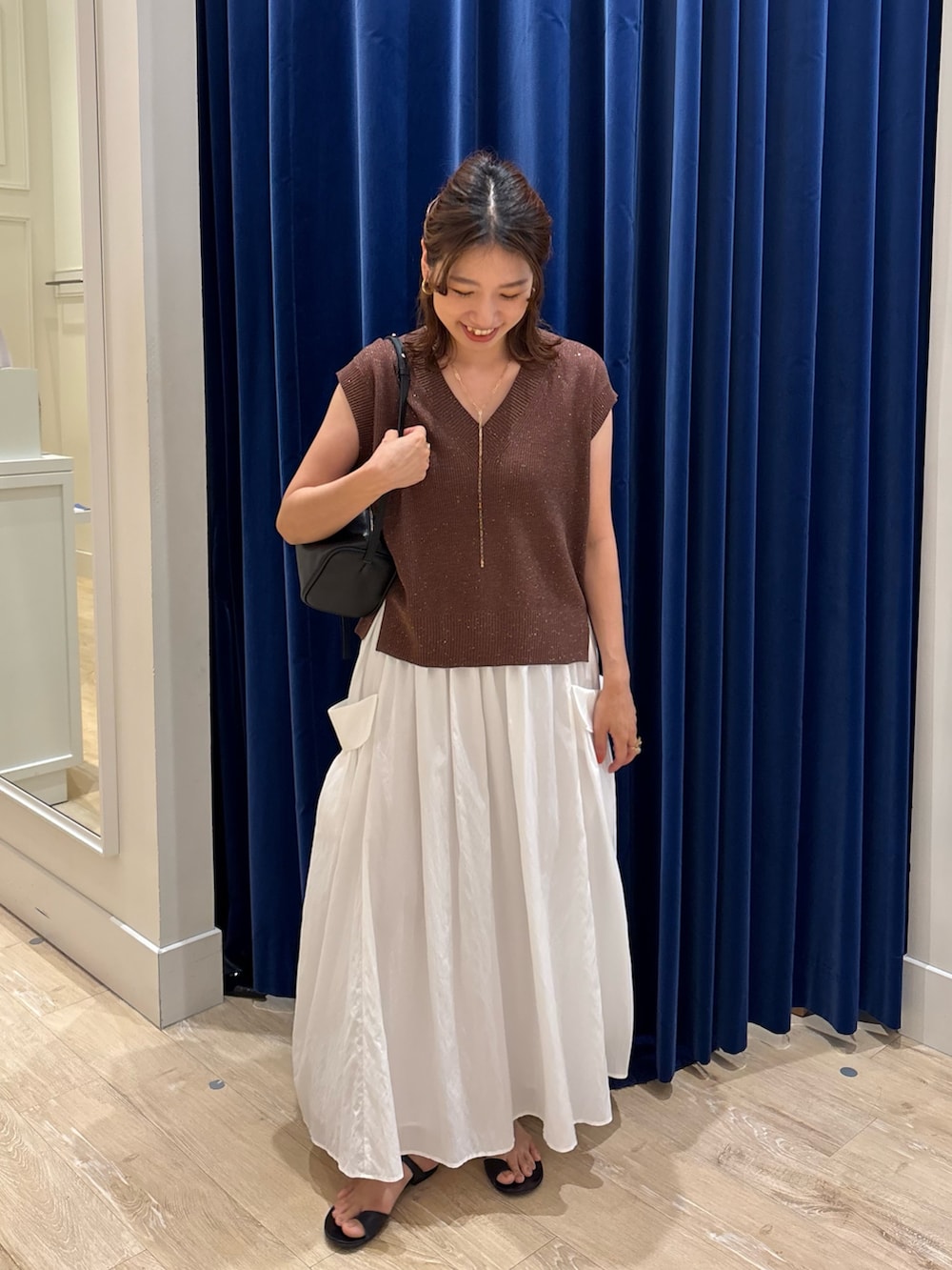 「スカート、スカートスタイル、ニット、ニットベスト、シンプルコーデ、お出かけコーデ、大人カジュアル、大人コーデ、大人女子、きれいめカジュアル、白スカート」｜「NOLLEY’Sの《セットアップ対応》リンクルタイプライターポケ付きスカート（スカート、ホワイト系）」を使った、nol  komatsubaraさん（レディース・159cm）の夏コーディネートの3枚目の写真