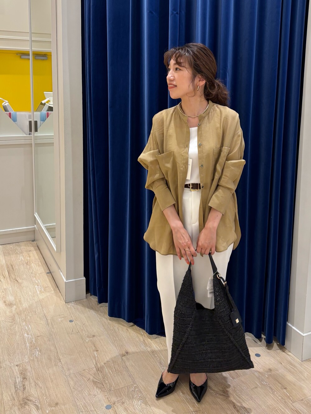「シャツ、シャツスタイル、パンツスタイル、テーパードパンツ、シンプルコーデ、羽織り、ラミー、白パンツ、大人カジュアル、大人コーデ、大人女子、きれいめカジュアル、お出かけコーデ、休日スタイル、オンオフ兼用」|「NOLLEY’Sのウォッシャブル防しわスパンツイルツータックテーパードパンツ(その他パンツ、ホワイト系)」を使った、nol komatsubaraさん(レディース・159cm)の春コーディネートの7枚目の写真