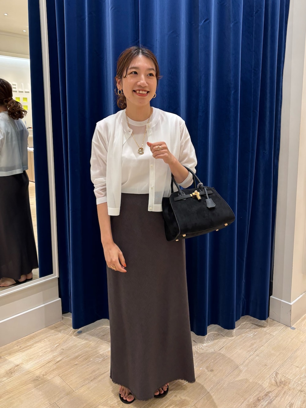 「ニット、アンサンブル、ラメ、シアー、スカートスタイル、スカート、シンプルコーデ、キレイめ、大人コーデ、オトナ女子、お出かけコーデ、休日スタイル、オンオフ兼用」|「NOLLEY’Sのウォッシャブル綿麻スラブナロースカート(スカート、グレー系)」を使った、nol komatsubaraさん(レディース・159cm)の夏コーディネートの2枚目の写真