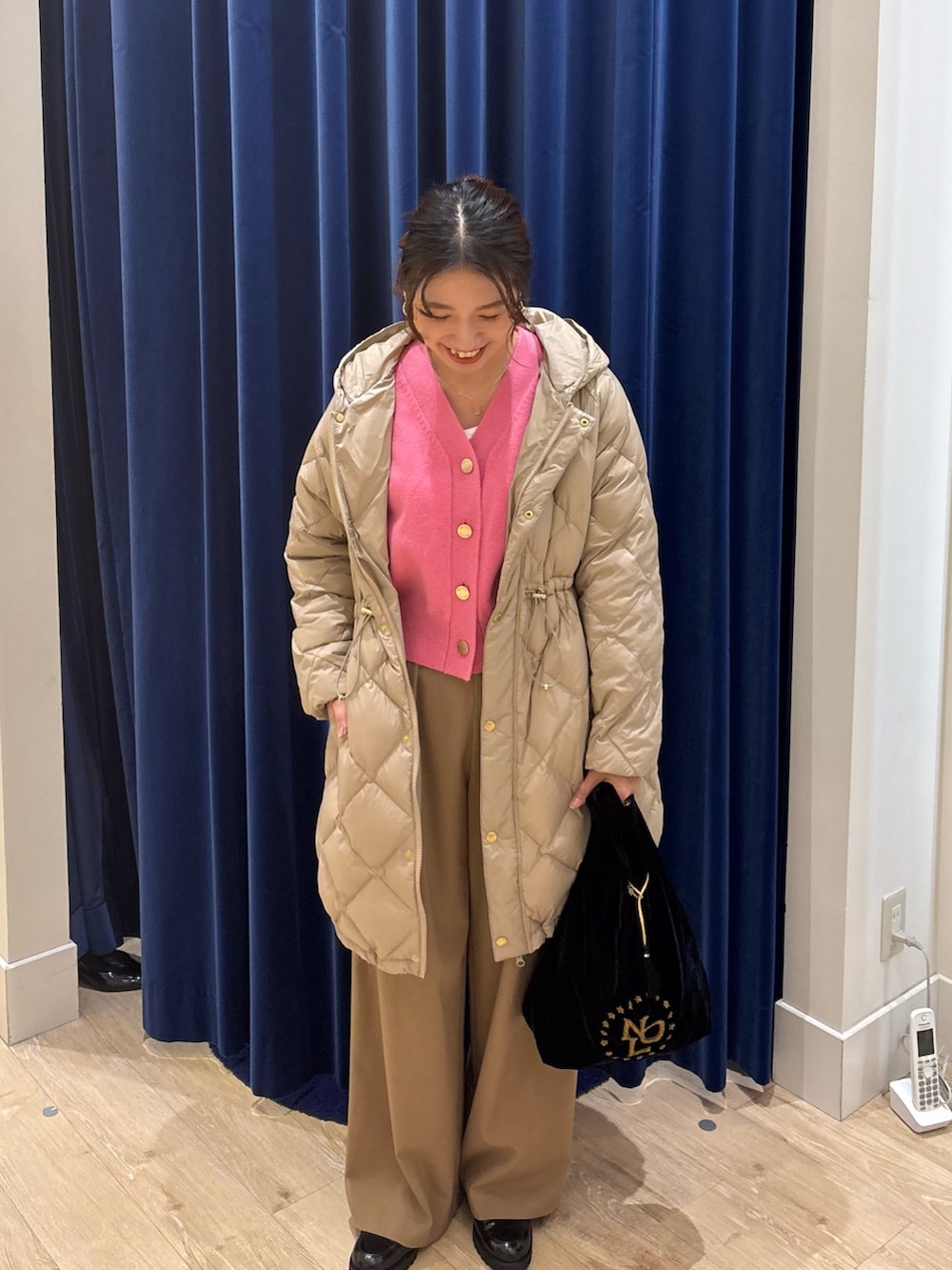 ピンク系のカーディガン/ボレロ、イエロー系のその他パンツ、ブラック系のトートバッグを着用したレディースの秋コーディネートの3枚目の写真