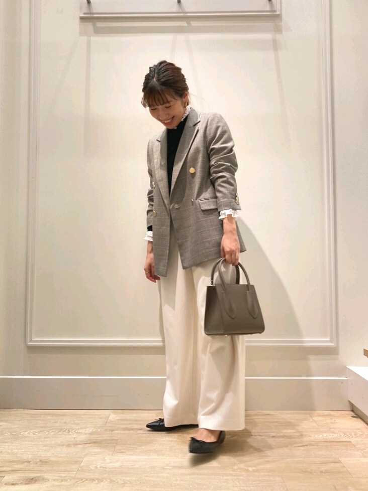 「オトナ女子、秋コーデ、シンプルスタイル、ジャケット、ジャケットスタイル、チェック、パンツスタイル、フリル、フリルトップス、キレイめ、オフィスカジュアル、オンオフ兼用、白パンツ、ワイドパンツ、ポインテッドトゥ」｜「NOLLEY’Sのポインテッドトゥバレエシューズ（パンプス、ブラック系）」を使った、nol  komatsubaraさん（レディース・159cm）の秋コーディネートの3枚目の写真