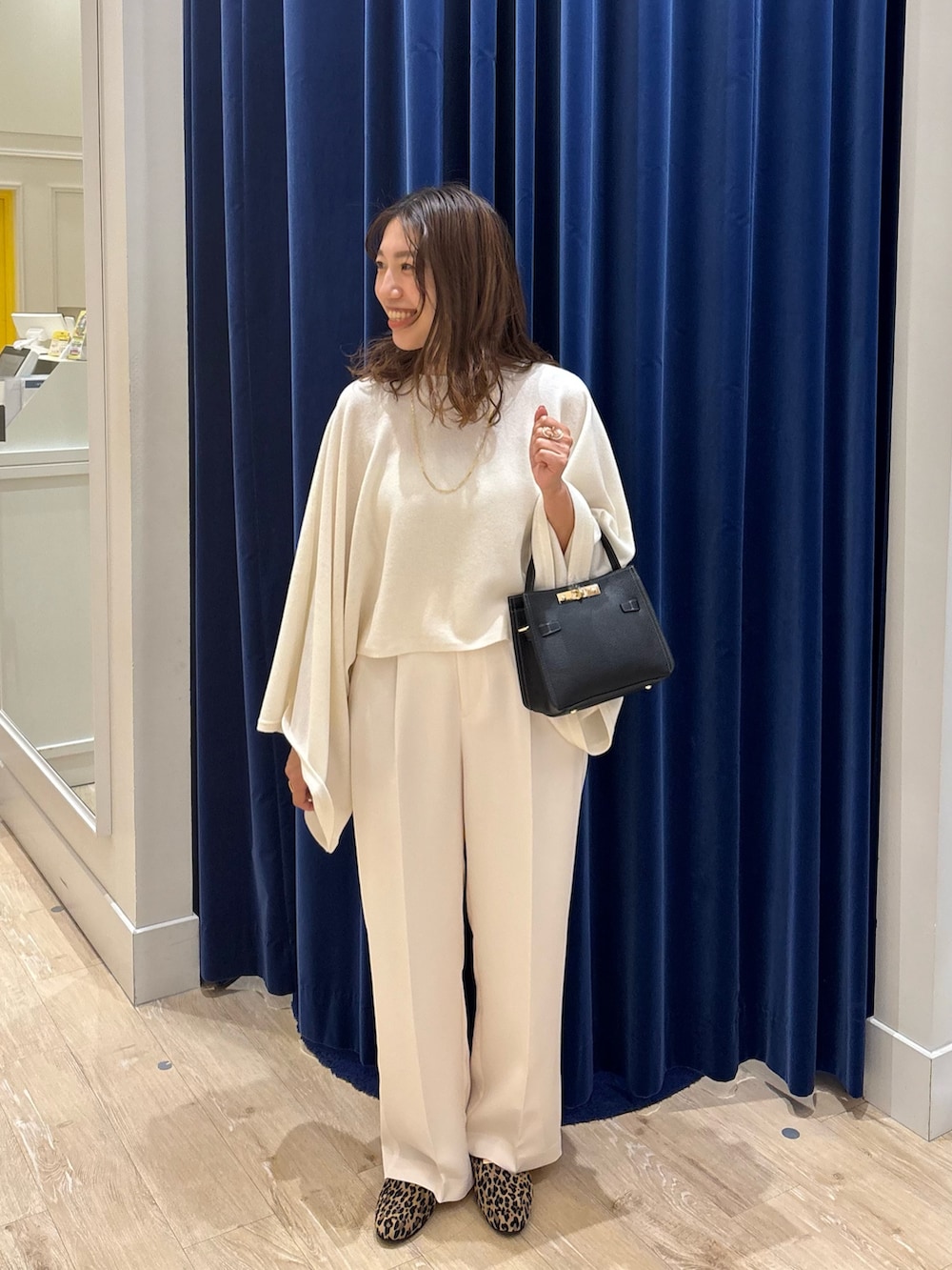 ホワイト系のその他パンツ、その他のパンプス、ブラック系のショルダーバッグを着用したレディースの秋コーディネートの2枚目の写真