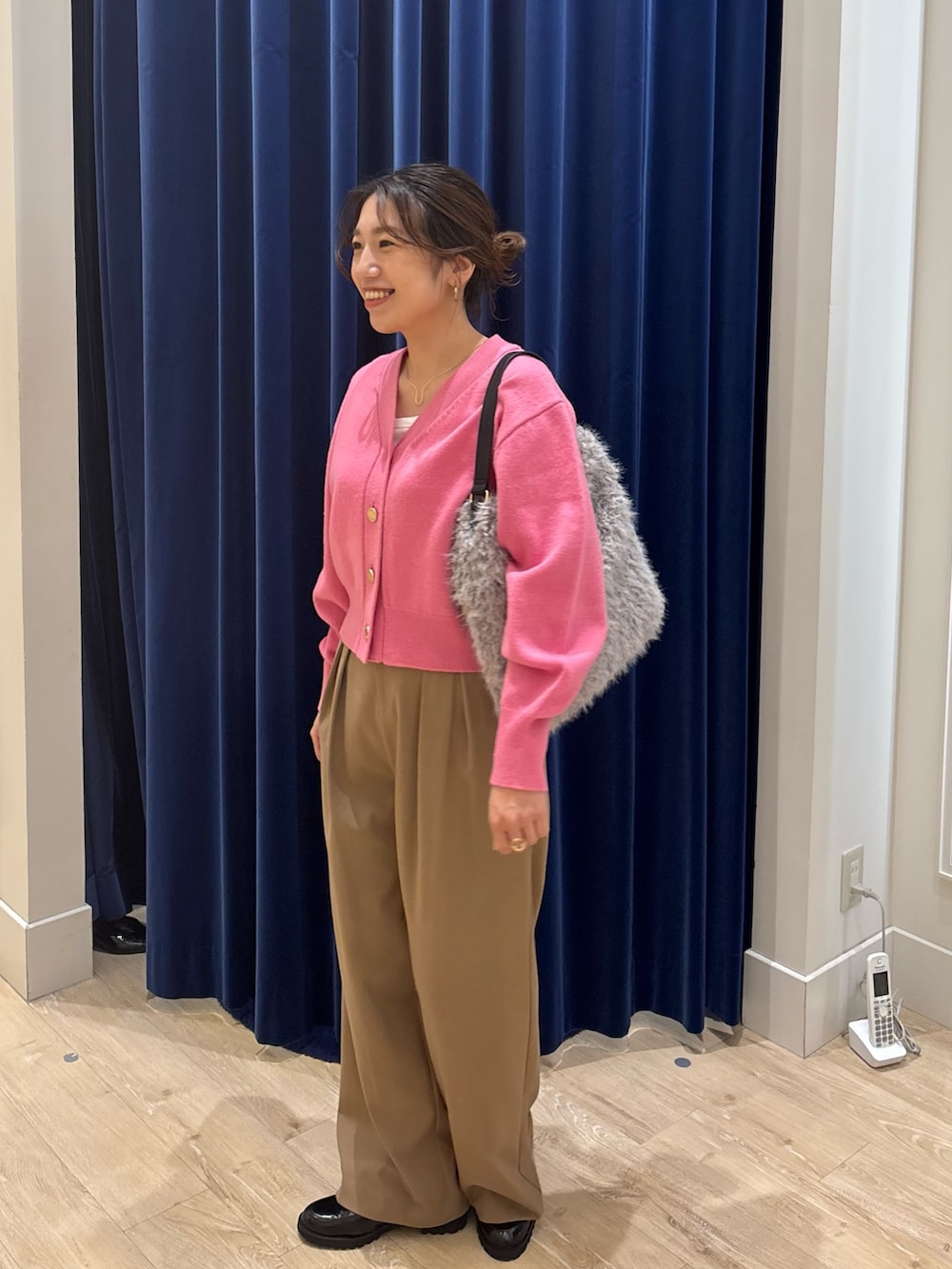 イエロー系のその他パンツ、ピンク系のカーディガン/ボレロ、ベージュ系のショルダーバッグを着用したレディースの秋コーディネートの4枚目の写真