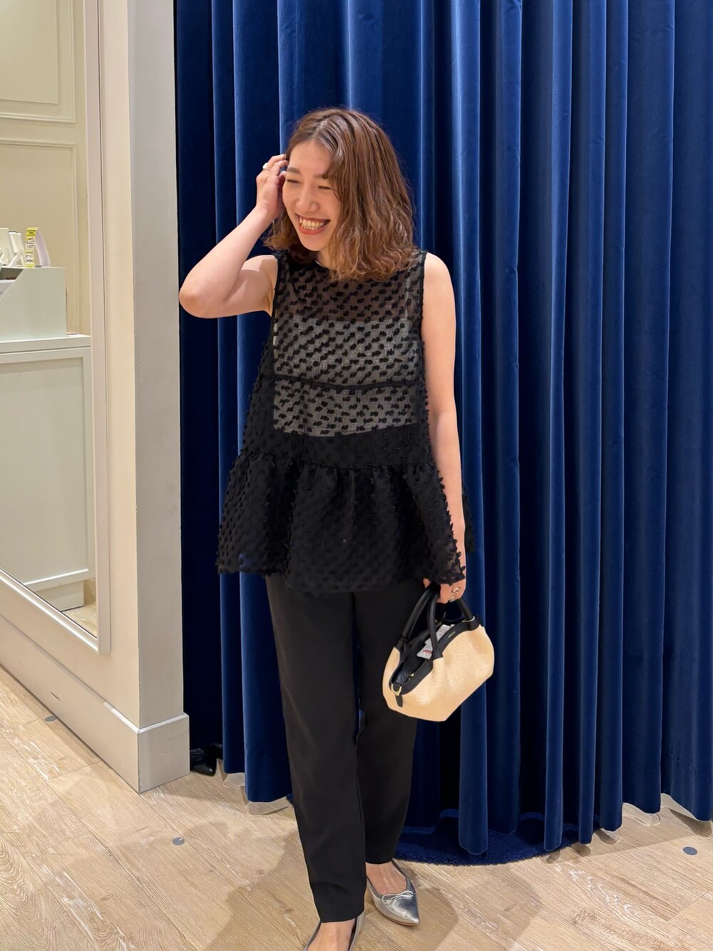 「ブラウス、ブラウス×パンツ、ノースリーブ、テーパードパンツ、パンツスタイル、オールブラック、ワントーンコーデ、シンプルコーデ、シアートップス、キレイめ、オトナ女子、大人かわいい、お出かけコーデ、夏コーデ」｜「NOLLEY’S Sophiの【PR阿部☆別注】ドットポンポン2WAYノースリーブブラウス（シャツ/ブラウス、ブラック系）」を使った、nol  komatsubaraさん（レディース・159cm）の夏コーディネートの2枚目の写真